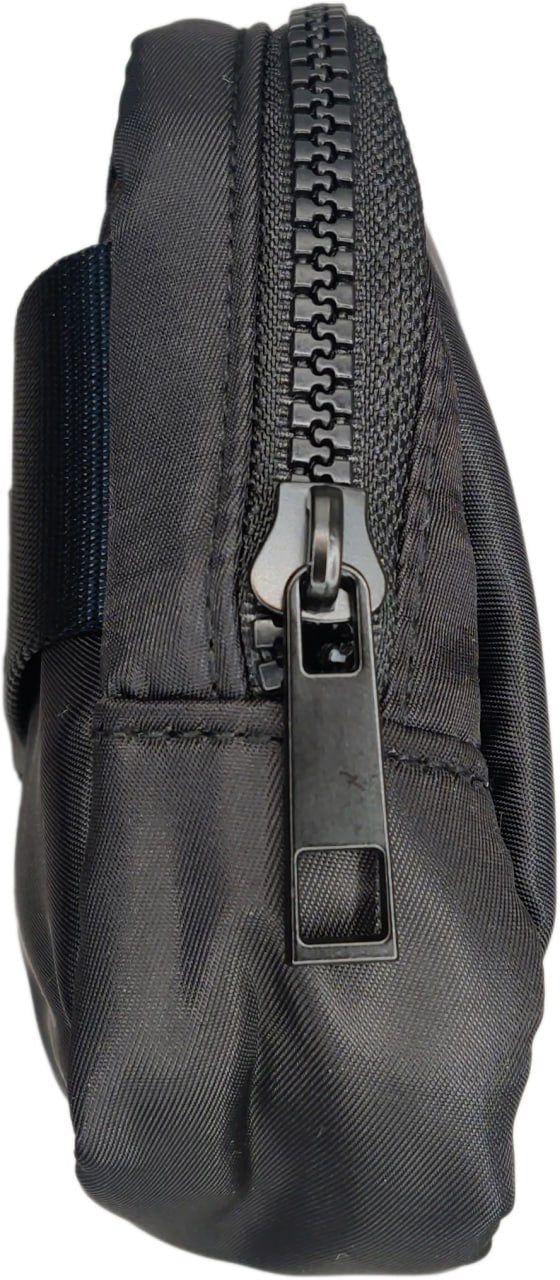 Close-up of the zipper on the black waterproof sling bag